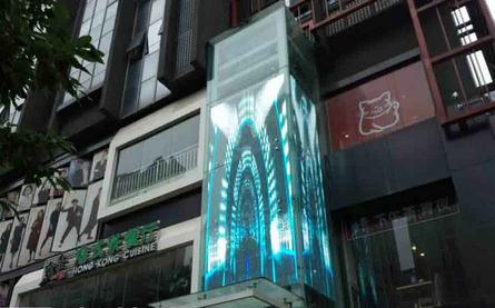 led透明電梯屏現(xiàn)世九街高屋引圍觀